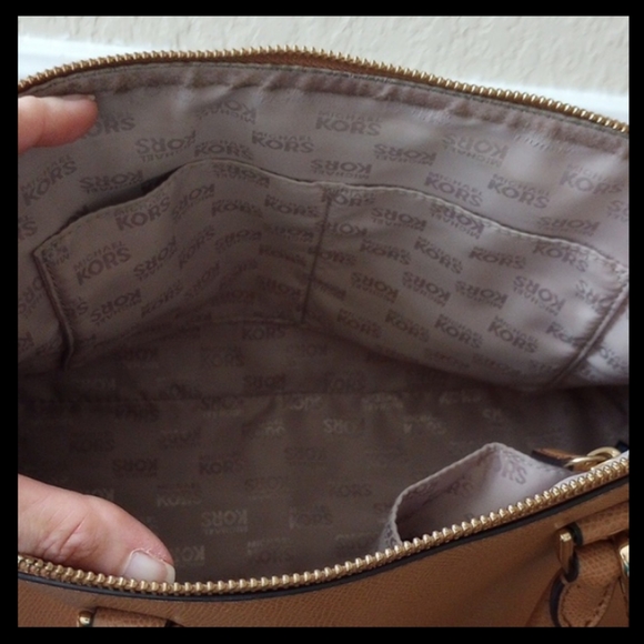 MICHAEL KORS- SAFFIANO LEATHER DOME CROSSBODY BAG - Picture 3 of 10